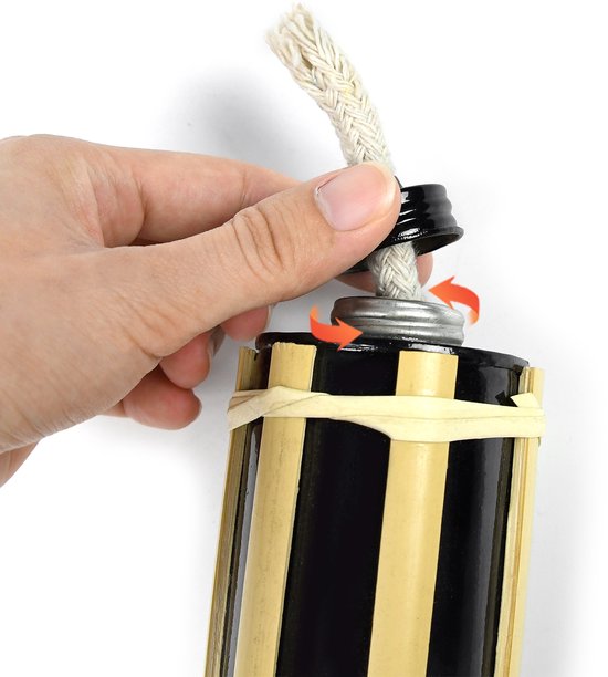 Hand met lont die een branderkop van een bamboe tuinfakkel vastpakt, met draaiende pijlen.