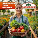 Vrolijke tuinierster met een mand vol tomaten en paprika's in een kas, met logo 'Gardebruk'.