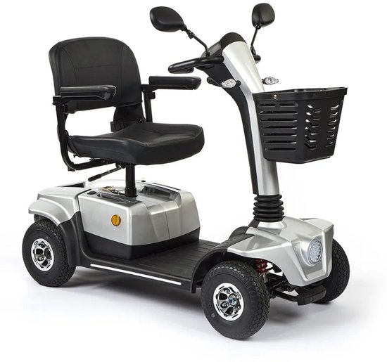 Zilveren scootmobiel met zwarte stoel, mand en spiegels.