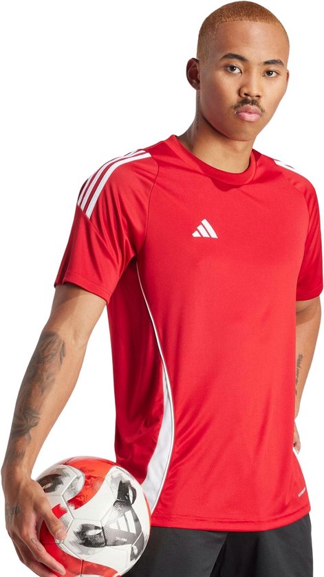 Rood sportshirt voor heren met witte accenten op de schouders en zijkanten. Het shirt heeft korte mouwen en een ronde hals.