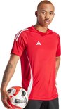 Rood sportshirt voor heren met witte accenten op de schouders en zijkanten. Het shirt heeft korte mouwen en een ronde hals.