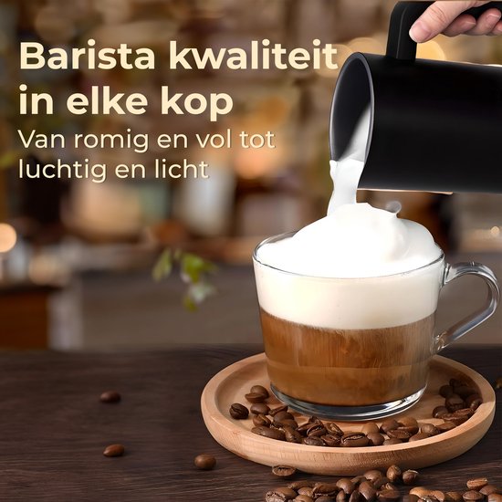 Barista kwaliteit melkschuim wordt van de zwarte melkopschuimer in een glas geschonken.