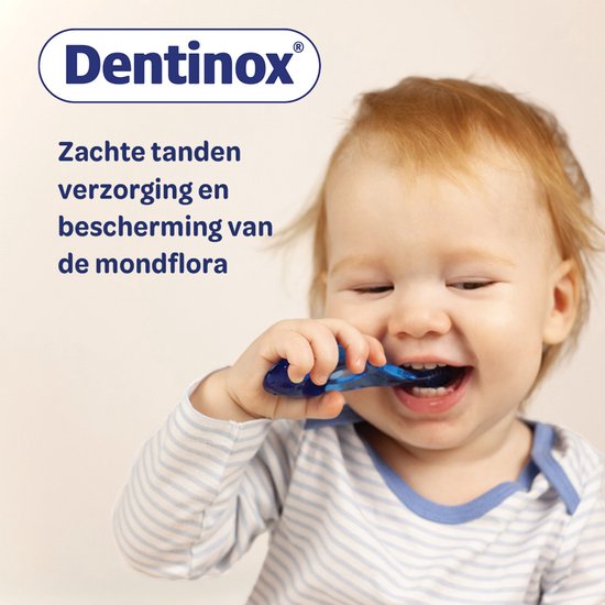 Baby met blauwe tandenborstel in de mond. Dentinox Gel: Zachte tandenverzorging en bescherming van de mondflora.