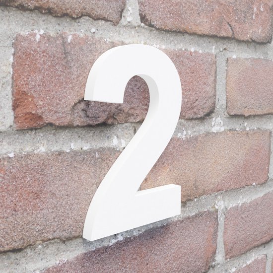 Wit huisnummer 2 in Arial-lettertype met blinde bevestiging tegen een bakstenen muur.