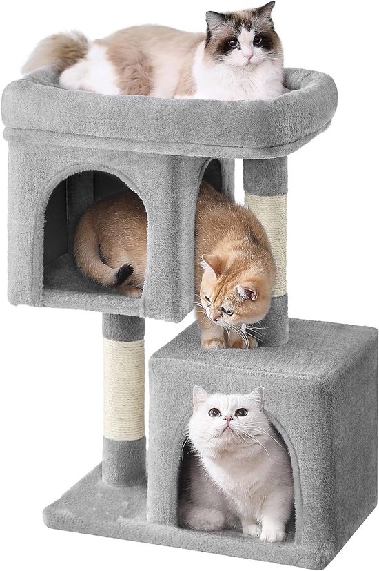 Grijze krabpaal met drie katten. Een witte kat in de onderste ingang, een gouden kat in de middelste ingang, en een ragdoll-kat op het plateau.