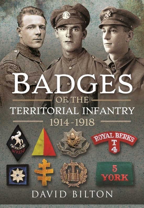 Couverture de livre intitulée 'BADGES OF THE TERRITORIAL INFANTRY 1914-1918'. Trois militaires posent avec divers badges.