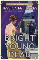 Een vrouw in een gele jurk kijkt naar buiten door een paars gordijn naar een nachtelijke straatscène. Titel: Bright Young Dead.