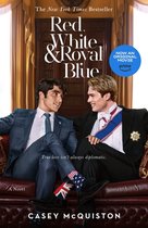 Boekomslag van "Red, White & Royal Blue" met twee mannen die op een bank zitten. De ene man draagt een pak en sokken met de Amerikaanse vlag. De andere man draagt een koninklijk lint.