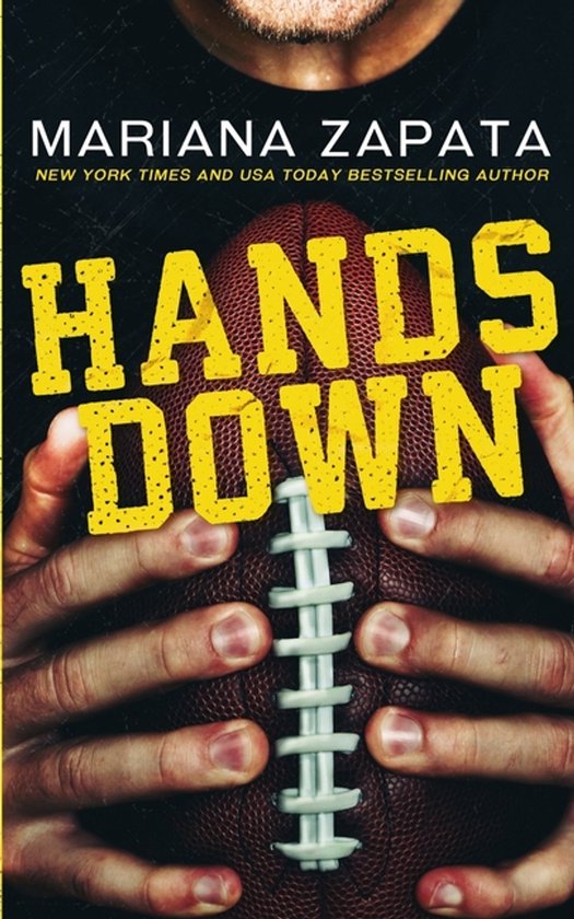 Boek 'Hands Down' van Mariana Zapata, met een close-up van handen die een American football vasthouden.