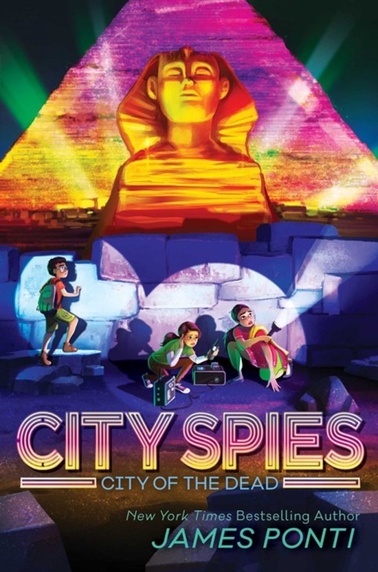 Boekomslag van "City Spies - City of the Dead" met een piramide, sfinx en drie kinderen die spion spelen.
