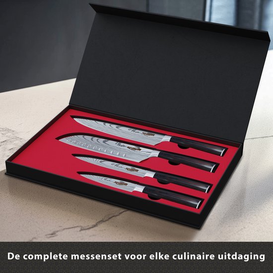 Set van vier Nazrom keukenmessen met damastpatroon en donkerhouten handvatten, in een open zwarte geschenkdoos met rode voering.