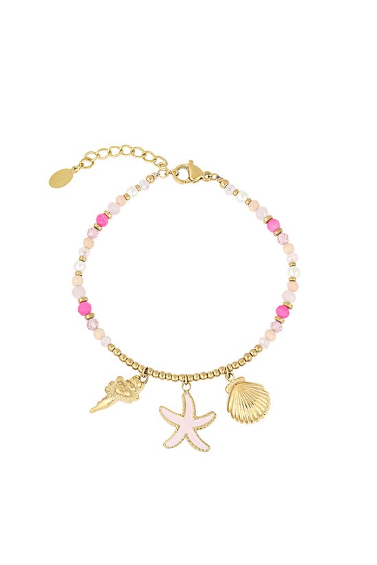 Goudkleurige armband met roze en witte kralen. Drie bedels: schelp, zeester en schelp.