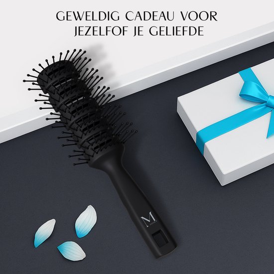 Zwarte, open haarborstel naast een cadeau met blauwe strik, met de tekst 'Geweldig cadeau voor jezelf of je geliefde'.