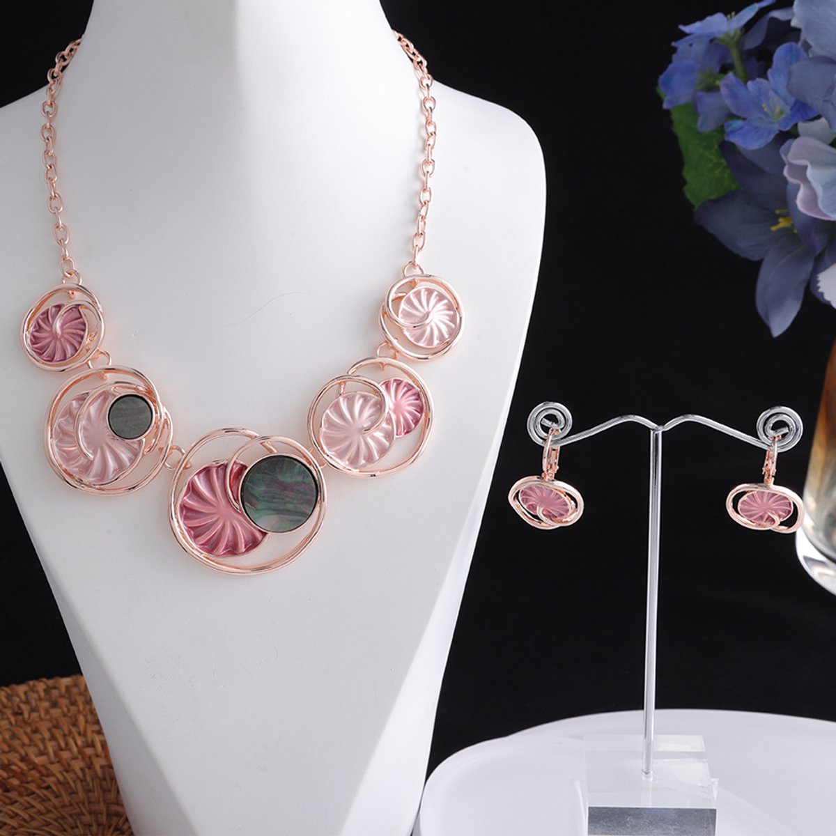 Set - Ketting met oorbellen - Rósekleurig - Ronde schelp vorm in Multi kleur die bij vele zomers outfit zal passen.