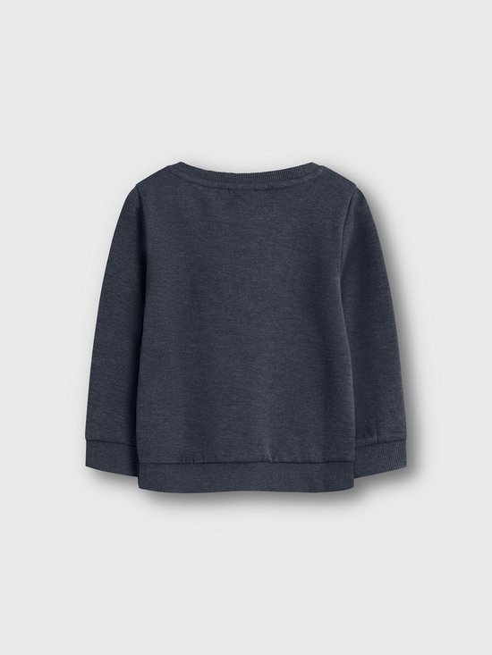 Achterkant van een donkerblauwe sweater met ronde hals en lange mouwen.