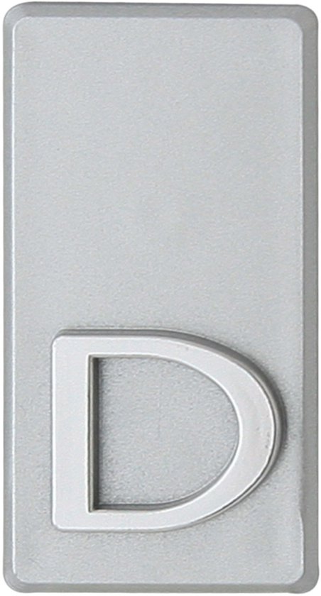 Zilverkleurige letter D op een rechthoekige sticker, 40x47mm.