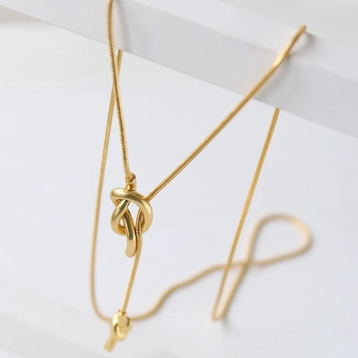 Minimalistische Longline Sweater Ketting met Knoop