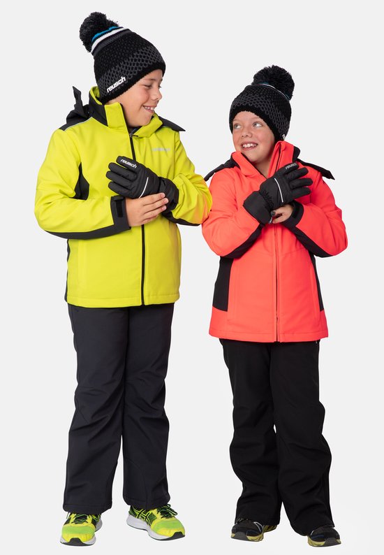 Twee kinderen in kleurrijke Reusch ski-kleding. Jongen in geel, meisje in rood, beiden met zwarte mutsen en handschoenen.