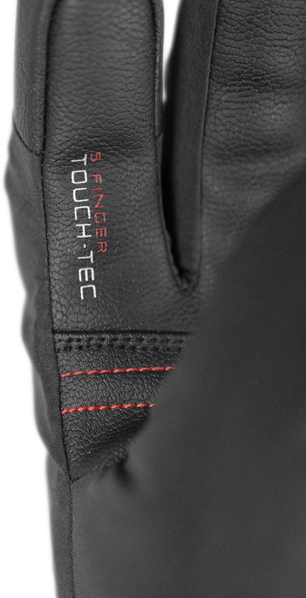 Detail van zwarte skihandschoen met "TOUCH-TEC" opdruk en rode stiksels.