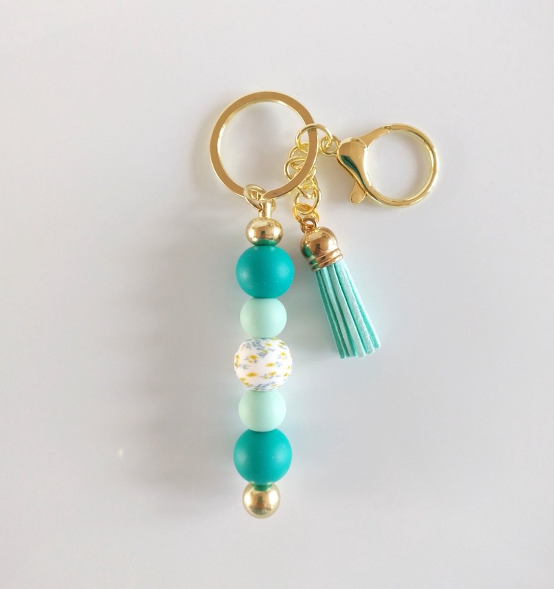 Sleutelhanger, tashanger met kralen en kwastje | teal, aqua | goudkleurig