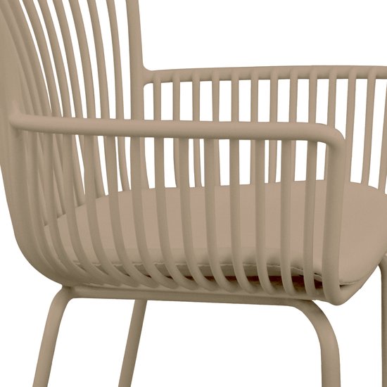 Detail van een beige tuinstoel met verticale ribbels op de zitting en rugleuning, en slanke metalen poten.