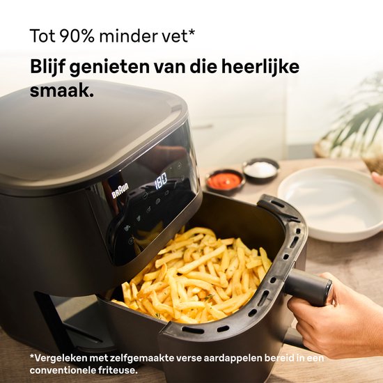 Zwarte Braun heteluchtfriteuse met een open lade vol goudbruine frietjes.