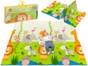 Baby liggend op een groen speelkleed met safari dieren en een draagtas.