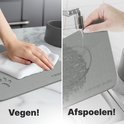 Hand veegt grijze mat schoon met witte doek. Andere afbeelding: water stroomt over grijze mat bij kraan.