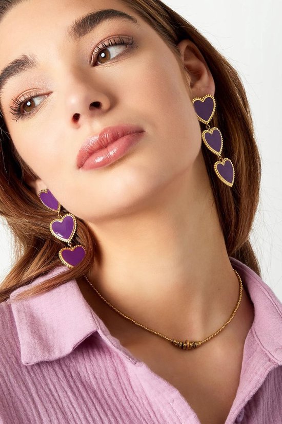 drie oorbellen in een oor