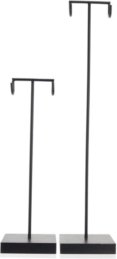 Twee zwarte metalen sieradenstandaards op een zwarte voet. Een kleine en een grote.
