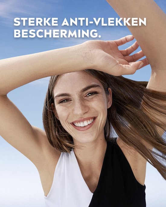 Vrouw lacht met haar handen omhoog, met sterke anti-vlekken bescherming.