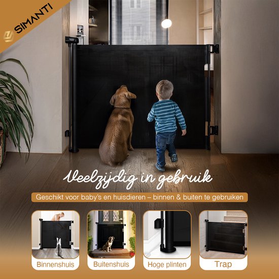Een zwart oprolbaar hekje dat een gang beveiligt, met een hond en een kind. Opties voor binnen, buiten, hoge plinten en trap.