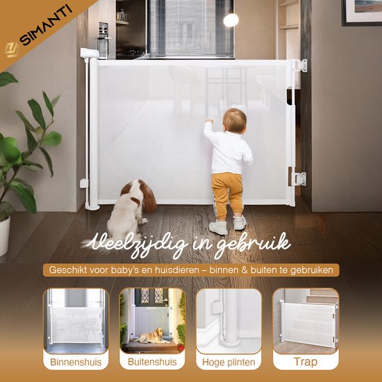 Wit oprolbaar hekje, geschikt voor baby's en huisdieren, binnen en buiten. Baby en hond afgebeeld.
