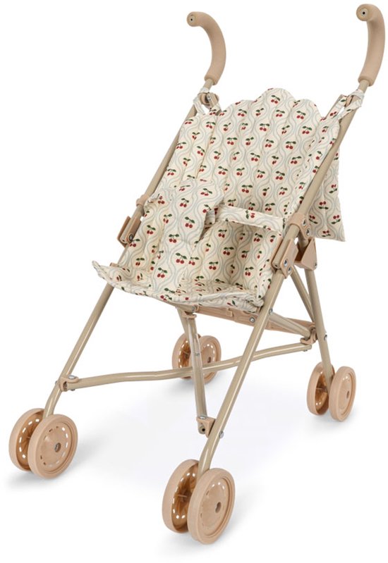 Poussette pour poupée avec châssis et roues beiges, assise et panier en tissu avec un imprimé cerises all-over.