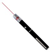 Zwarte laserpen met zilverkleurige accenten, een rode laserstraal zichtbaar in de lucht.