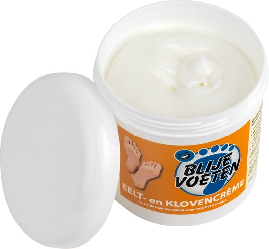 Een open pot met Blije Voeten eelt- en klovencrème, de witte crème is zichtbaar. De dop ligt ernaast. Het etiket toont een blauwe voetprint en de tekst "Blije Voeten".