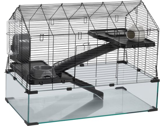 Zwarte metalen hamsterkooi met glazen bodem, twee verdiepingen, een tunnel, een looprad, een huisje, een drinkfles en een voerbak.