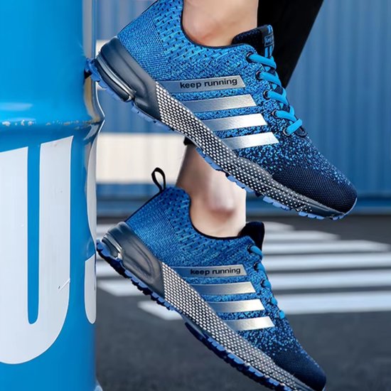 Blauwe hardloopschoenen met zilveren strepen en 'keep running' opdruk, gedragen door een persoon.