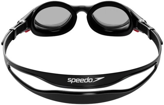 Zwarte Speedo zwembril met smoke lenzen en de tekst 'speedo' op de band.