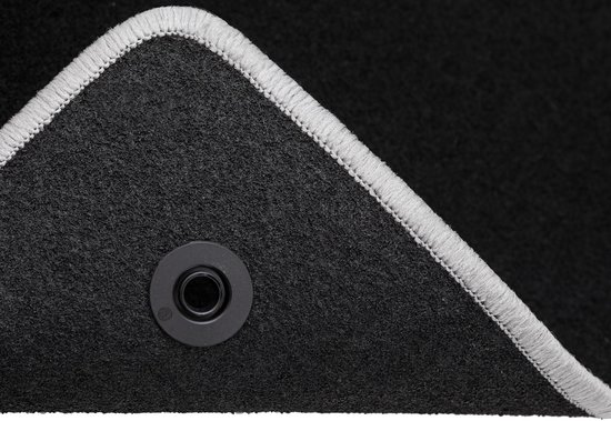 Tapis noir avec passepoil gris et un œillet de fixation gris.