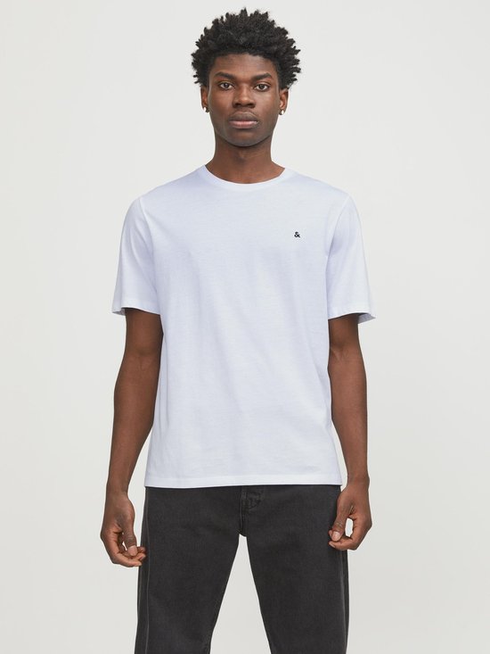 Wit T-shirt met korte mouwen en een klein zwart logo op de borst, gedragen door een man, van voren gezien.