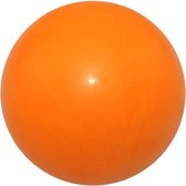 Een solide rubberen bal in de kleur oranje.