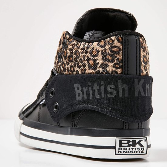 Achterkant van een zwarte sneaker met panterprint kraag en 'British Knights' logo op de zool.