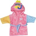 Roze badjas met capuchon, eenden gezicht, duikbril en snorkel. Gele en blauwe mouwen, met riem.