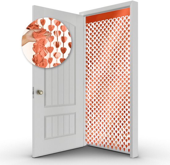 Een oranje hartjesdeurgordijn hangt in een open witte deur.