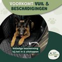 Duitse herder op de zwarte hondendeken in de auto. Voorkomt vuil en beschadigingen.