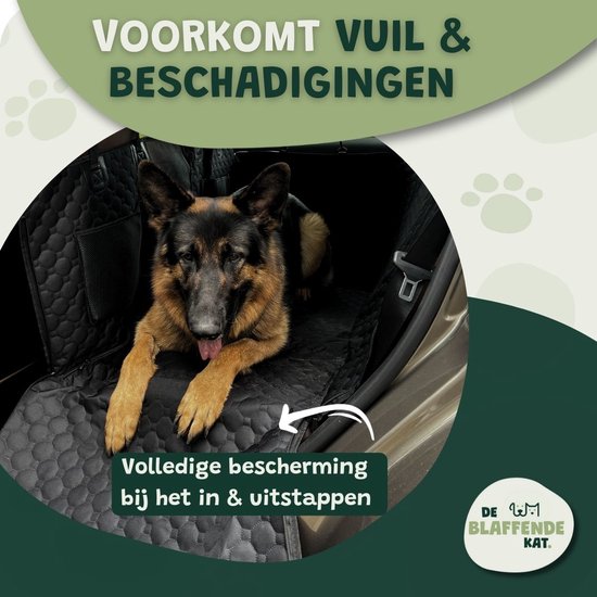 Duitse herder op de zwarte hondendeken in de auto. Voorkomt vuil en beschadigingen.
