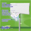 Lingette Swiffer à motif losange. Texte : Capture 3 fois plus qu'un balai. Le motif quadrillé retient la poussière et les poils. Fraîcheur durable.
