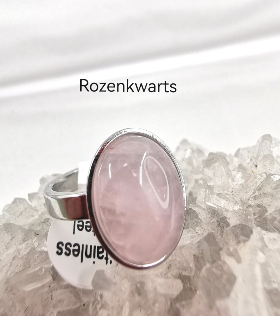 Ring - RVS - Rozenkwarts - Edelsteen - maat 20 - Ovaal - Zilverkleurig. Edelsteen ringen zijn niet alleen prachtige sieraden, maar ook dragers van diepe betekenis en symboliek.