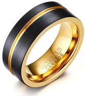 Matzwarte ring met gouden rand en een gouden groef in het midden. Binnenkant is goudkleurig.